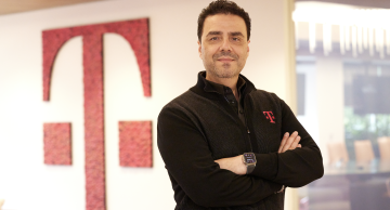 Omar Tazi dans les locaux de T-Mobile
